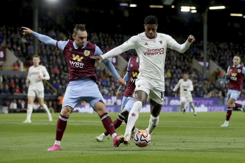 Marcus Rashford (derecho) del Manchester United disputa el balón ante Connor Roberts del Burnley, durante el partido de la Liga Inglesa en Turf Moor, Burnley, Inglaterra. Sábado 23 de septiembre de 2023. (Ian Hodgson/PA via AP)
