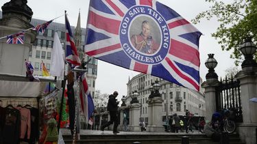 Una bandera con una imagen del rey Carlos III de Gran Bretaña a la venta para celebrar la coronación del rey Carlos III, en una tienda de Londres, el jueves 27 de abril de 2023. (AP Foto/Kin Cheung)