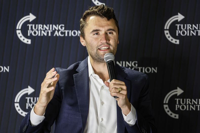 ARCHIVO - Charlie Kirk, director general y cofundador de la organización juvenil conservadora Turning Point USA, habla durante una reunión pública el 17 de marzo de 2025 en Oconomowoc, Wisconsin (AP Foto/Jeffrey Phelps, Archivo)