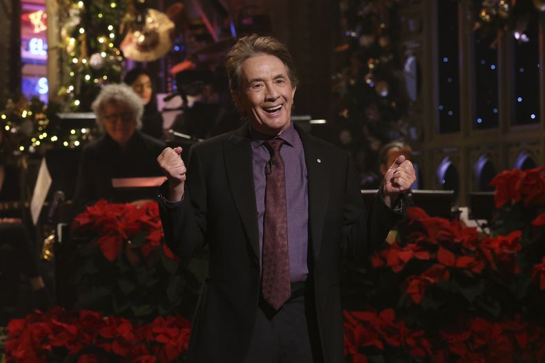Esta imagen proporcionada por NBC muestra al presentador Martin Short durante el monólogo de Saturday Night Live el 21 de diciembre de 2024 en Nueva York. (Will Heath/NBC via AP)