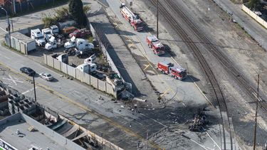 Los bomberos trabajan en un incendio tras la explosión del tanque de gas de un camión, en Los Ángeles, California, el 15 de febrero de 2024. (Foto AP/William Liang)