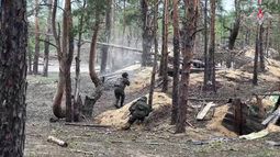 En esta imagen tomada de un video publicado por el servicio de prensa del Ministerio ruso de Defensa el miércoles 21 de mayo de 2025, militares rusos asisten a un entrenamiento de combate para unidades de asalto en un lugar no revelado de Ucrania. (Servicio de prensa del Ministerio ruso de Defensa via AP)