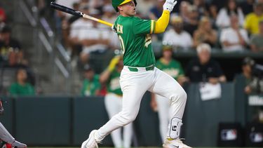 Brian Serven, de los Atléticos, pega un jonrón de dos carreras en el séptimo inning del juego del martes 28 de julio de 2026 ante los Medias Rojas de Boston (AP Foto Scott Marshall)