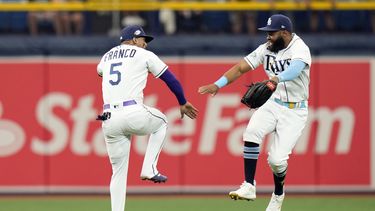 Wander Franco (5) y Manuel Margot, de los Rays de Tampa Bay, celebran después de que su equipo derrotara a los Mellizos de Minnesota, en el juego de béisbol, el jueves 8 de junio de 2023, en San Petersburgo, Florida. (AP Foto/Chris OMeara)