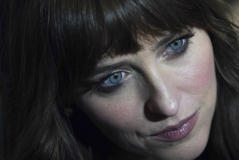 La actriz Dakota Johnson en la alfombra roja de la película Madame Web, en la Ciudad de México el martes 13 de febrero de 2024. (Foto AP/Marco Ugarte)