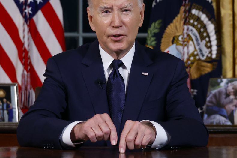 El presidente Joe Biden habla al país desde la Oficina Oval de la Casa Blanca, Washington, 19 de octubre de 2023. Bajo la carga de un congreso sumido en el caos, el presidente Joe Biden recibió a los líderes de la Unión Europea en la Casa Blanca el viernes 20 de octubre de 2023 con la promesa de que Estados Unidos, a pesar de todo, puede enviar ayuda a Ucrania e Israel por valor de decenas de miles de millones de dólares.(Jonathan Ernst/Pool via AP)