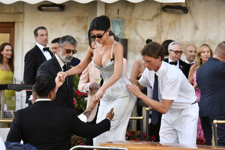 Kylie Jenner sale de un hotel previo a la boda de Jeff Bezos y Lauren Sanchez, en Venecia, Italia, el viernes 27 de junio de 2025. (Foto AP/Luigi Costantini)