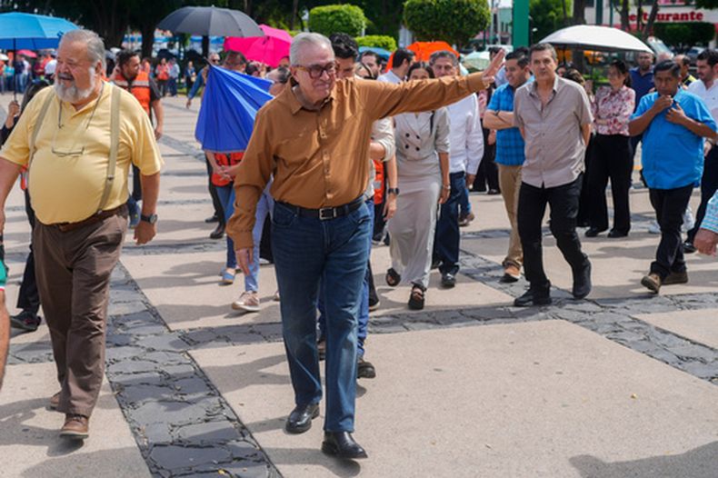 ARCHIVO - El gobernador del estado de Sinaloa, Rubén Rocha Moya, saluda mientras participa en un simulacro anual de terremoto en Culiacán, México, el 19 de septiembre de 2024. (AP Foto/Eduardo Verdugo, Archivo)