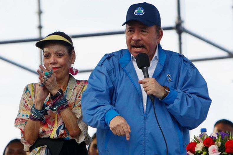 ARCHIVO - El presidente nicaragüense Daniel Ortega se dirige a sus seguidores mientras su esposa y vicepresidenta, Rosario Murillo, le aplaude, el 29 de agosto de 2018, en Managua, Nicaragua. (AP Foto/Alfredo Zuniga, archivo)