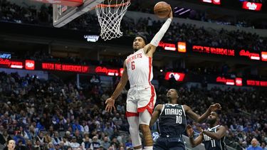 Rockets aprovechan ausencia de Doncic y vencen a los Mavs