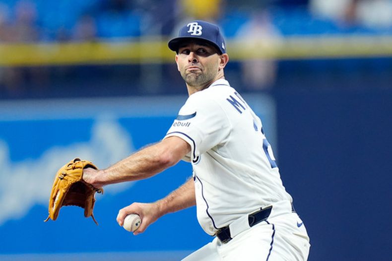 El pitcher de los Rays de Tampa Bay Nick Martinez lanza en la primera entrada ante los Atléticos el miércoles 16 de septiembre del 2026. (AP Foto/Chris OMeara)