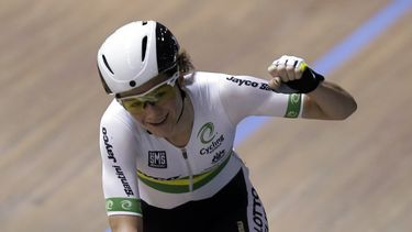 americateve | La australiana Amy Cure celebra luego de ganar la medalla de oro en la prueba por puntos durante el Mundial de Ciclismo de Pista, el s&aacute;bado 1 de marzo de 2014, en Cali, Colombia (AP Foto/Fernando Vergara)