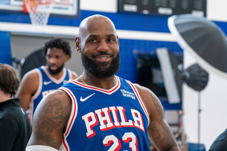 LeBron James de los 76ers de Filadelfia durante el día de medios del equipo, el lunes 28 de septiembre de 2026, en Camden, Nueva Jersey. (AP Foto/Chris Szagola)