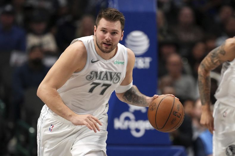 El base de los mavericks de Dallas Luka Doncic avanza con el balón en la cancha en el encuentro ante los Spurs de San Antonio el sábado 16 de noviembre del 2024. (AP Foto/Jeffrey McWhorter)