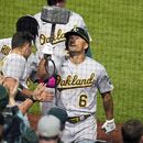 Jace Peteson (6), de los Atléticos de Oakland, vuelve al dugout luego de batear un jonrón de dos carreras en el juego del martes 6 de junio de 2023, ante los Piratas de Pittsburgh (AP Foto/Gene J. Puskar)