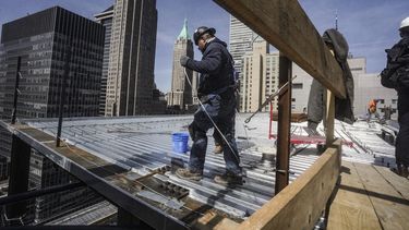 Trabajadores de la construcción instalan el techo de un edificio en Manhattan el 11 de abril de 2023 en Nueva York. (Foto AP/Bebeto Matthews, archivo)