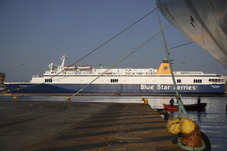 El ferry Blue Horizon en Piraeus, Grecia, el 3 de septiembre de 2018. (Foto AP/Thanassis Stavrakis)