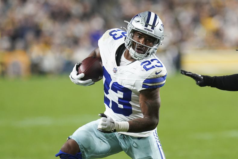 El corredor de los Dallas Cowboys, Rico Dowdle, corre contra los Pittsburgh Steelers durante la primera mitad, el domingo 6 de octubre de 2024, en Pittsburgh. (AP Foto/Matt Freed)