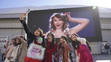 Fans llegan al Tokyo Dome para el primer concierto de Taylor Swift de su gira Eras en Japón el 7 de febrero de 2024 en Tokio. (Foto AP/Toru Hanai)
