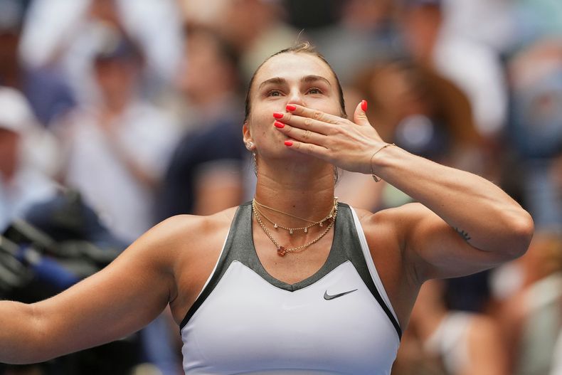 La bielorrusa Aryna Sabalenka celebra al vencer a la suiza Rebeka Msaraova en la primera ronda del Abierto de Estados Unidos el domingo 24 de agosto del 2025. (AP Foto/Kirsty Wigglesworth)