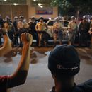 Manifestantes vuelven a las calles pese a toques de queda