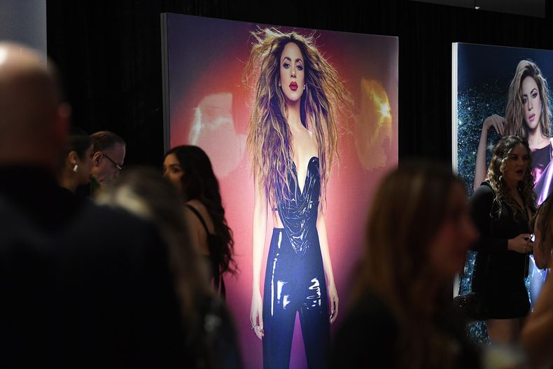 Asistentes a la fiesta de lanzamiento del álbum de Shakira Las mujeres ya no lloran el jueves 21 de marzo de 2024, en Hollywood, Florida. (Foto AP/Michael Laughlin)
