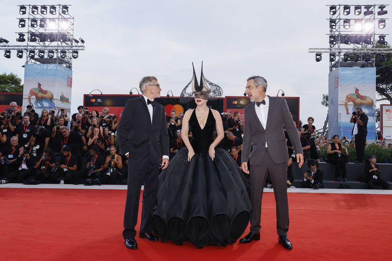 Joaquin Phoenix, de izquierda a derecha, Lady Gaga y el director Todd Phillips posan a su llegada al estreno de la película Joker: Folie A Deux durante la 81ª edición del Festival de Cine de Venecia en Venecia, Italia, el 4 de septiembre de 2024. (Foto Joel C Ryan/Invision/AP)