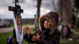 Valentyna Nechyporenko, de 77 años, llora en la tumba de su hijo Ruslan, de 47, durante su funeral en el cementerio de Bucha, en las afueras de Kiev, el lunes 18 de abril de 2022. Ruslan fue asesinado por el ejército ruso el 17 de marzo mientras entregaba ayuda humanitaria a sus vecinos en las calles de Bucha. (Foto AP/Emilio Morenatti)