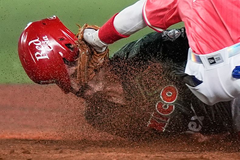 Santiago Chávez, catcher de México Rojo, es pueseto out por Andrew Velázquez de Puerto Rico en un juego de la Serie del Caribe, el martes 3 de febrero de 2026 (AP Foto/Fernando Llano)
