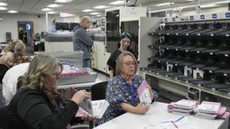 ARCHIVO - Trabajadores electorales realizan el conteo de boletas en la Oficina de Registro de Votantes del Condado Washoe, el 5 de noviembre de 2024, en Reno, Nevada. (AP Foto/Godofredo A. Vásquez, archivo)