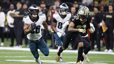 Saquon Barkley (26), running back de los Eagles de Filadelfia, se escapa 65 yardas para un touchdown, mientras Marshon Lattimore (23), cornerback de los Saints de Nueva Orleans, busca darle alcance en el partido de la NFL del domingo 22 de septiembre de 2024, en Nueva Orleans. (AP Foto/Butch Dill)