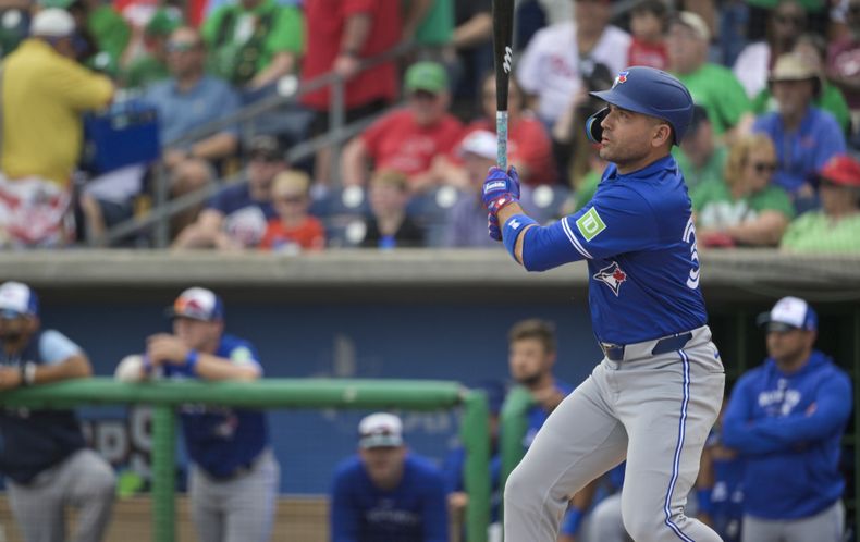 Joey Votto de los Azulejos de Toronto conecta un jonrón solitario en el encuentro de los entrenamientos de primavera frente al abridor de los Filis de Filadelfia Zach Wheeler el domingo 17 de marzo del 2024. (Steve Nesius/The Canadian Press via AP)