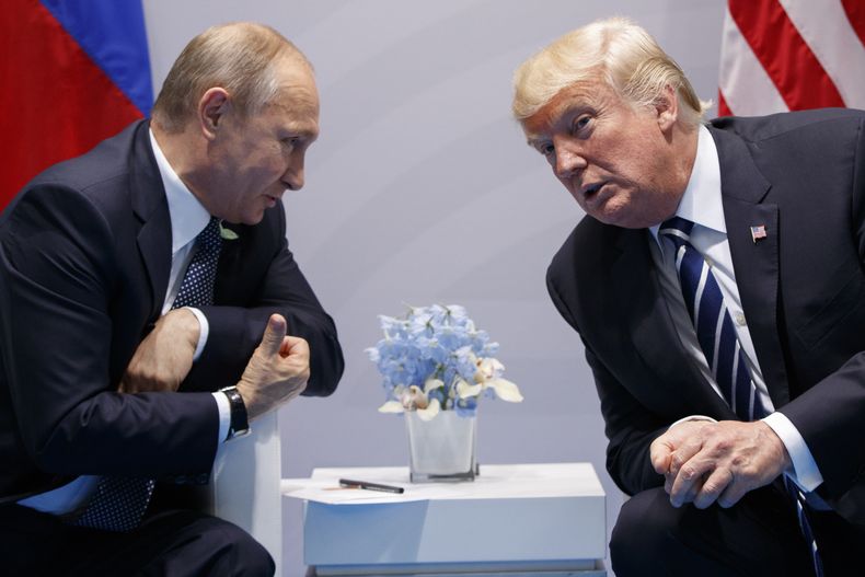 ARCHIVO - El presidente estadounidense Donald Trump, derecha, dialoga con el mandatario ruso Vladímir Putin en la cumbre del G-20 el 7 de julio de 2017, en Hamburgo. (AP Foto/Evan Vucci, archivo)