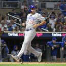 Matt Mervis (22), novato de los Cachorros de Chicago, anota con sencillo de Yan Gomes en contra de los Mellizos de Minnesota en la séptima entrada del juego de béisbol, el viernes 12 de mayo de 2023 en Minneapolis. (AP Foto/Craig Lassig)