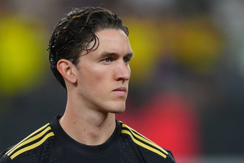 ARCHIVO - Marcel Ruiz, de la selección de México, espera el inicio de un partido amistoso ante Colombia, el sábado 11 de octubre de 2025 en Arlington, Texas (AP Foto/Julio Cortez, archivo)