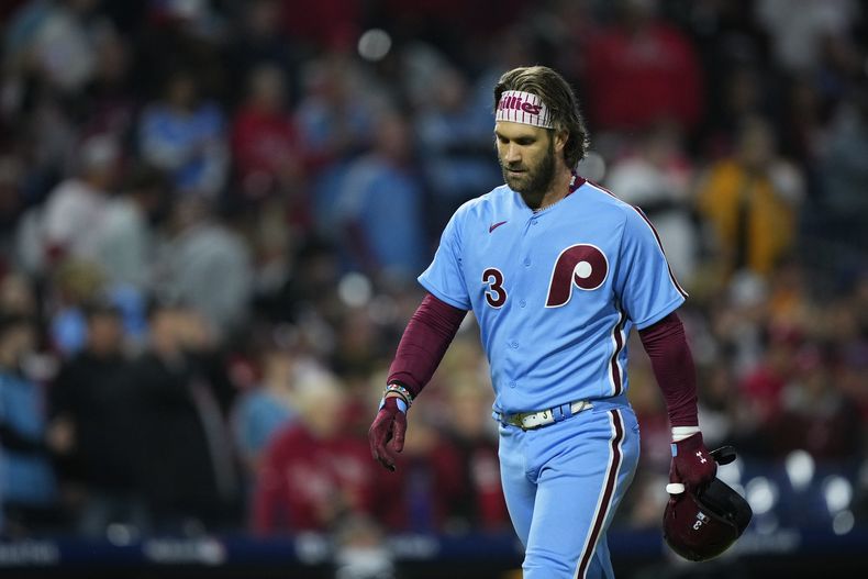 Bryce Harper, de los Filis de Filadelfia, se retira del campo después de que lo expulsaran en el tercer inning del partido contra los Piratas de Pittsburgh, en Filadelfia, el jueves 28 de septiembre de 2023. (AP Foto/Matt Rourke)
