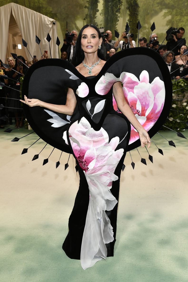 Demi Moore llega a la gala benéfica del Instituto del Vestido del Museo Metropolitano de Arte para celebrar la inauguración de la exposición Sleeping Beauties: Reawakening Fashion el lunes 6 de mayo de 2024, en Nueva York. (Foto Evan Agostini/Invision/AP)