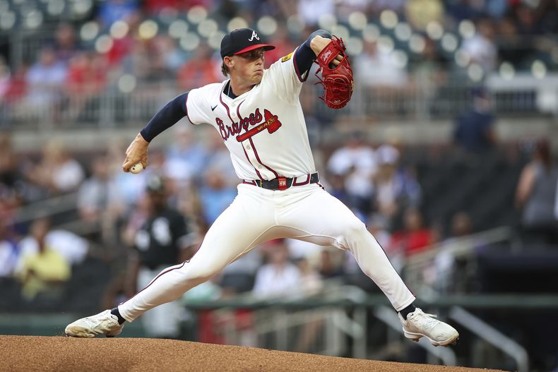 Hurston Waldrep de los Bravos de Atlanta lanza en el primer inning ante los Medias Blancas de Chicago, el miércoles 20 de agosto de 2025, en Atlanta. (AP Foto/Colin Hubbard)