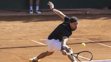 Grigor Dimitrov de Bulgaria regresa una bola del estadounidense Taylor Fritzen la semifinal del Abierto de Ginebra el viernes 26 de mayo del 2023. (Martial Trezzini/Keystone via AP)