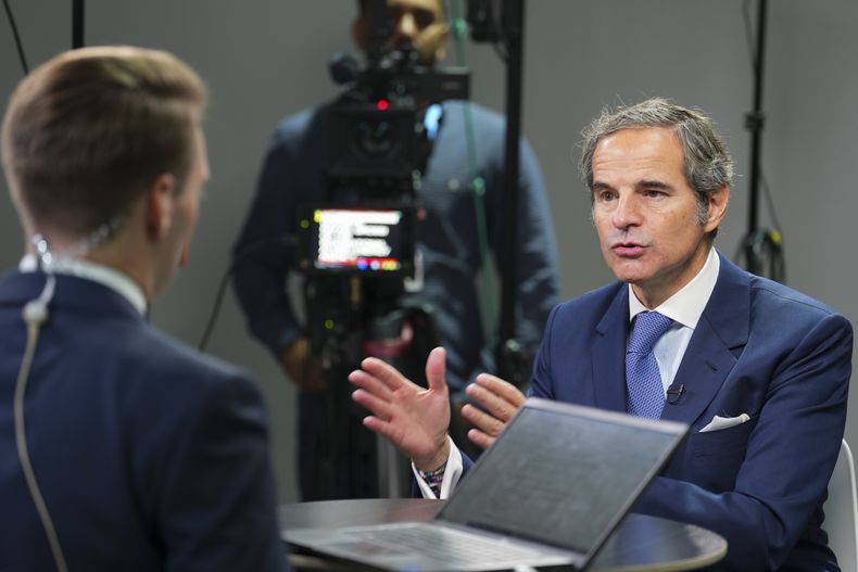 El director general del Organismo Internacional de Energía Atómica, Rafael Mariano Grossi, habla con los medios de comunicación durante la Cumbre Climática de la ONU COP29, el martes 12 de noviembre de 2024, en Bakú, Azerbaiyán. (AP Foto/Peter Dejong)