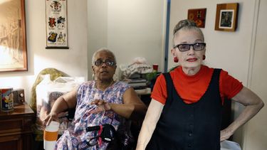 americateve | En fotograf&iacute;a del 17 de julio de 2014, Carolyn Allen (izquierda) una viuda de 69 a&ntilde;os que ha sufrido dos embolias, aparece junto a su compa&ntilde;era de casa Marcia Rosenfeld, quien posee el departamento en Brooklyn, Nueva York, donde viven