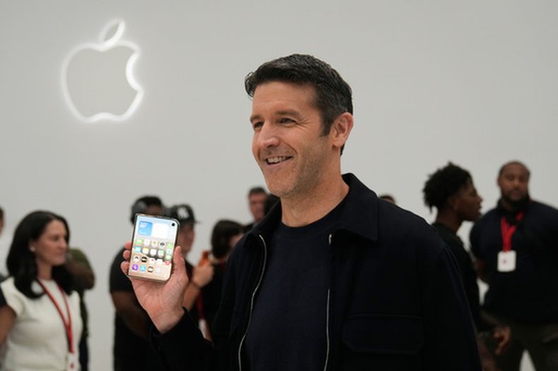 El director general de Apple, John Ternus, sostiene el iPhone Duo el miércoles 9 de septiembre de 2026, en las instalaciones de Apple en Cupertino, California. (AP Foto/Jeff Chiu)