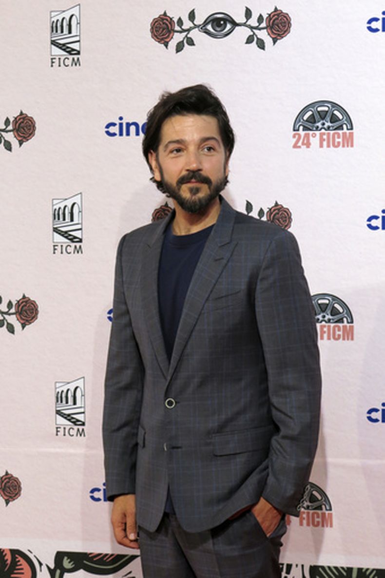El director Diego Luna llega a la alfombra roja de la película Ceniza en la boca en el Festival de Cine de Morelia, en México, el domingo 18 de octubre de 2026. (AP Foto/Berenice Bautista)