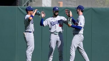 De izquierda a derecha, el jardinero izquierdo de los Dodgers de Los Ángeles, Alex Call, el jardinero central Andy Pages y el jardinero derecho Kyle Tucker celebran tras una victoria sobre los Gigantes de San Francisco en un partido de béisbol el domingo 27 de septiembre de 2026, en San Francisco. (Foto AP/Tony Avelar)