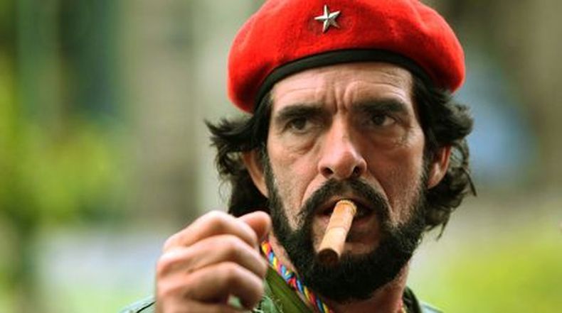 Conzoca como ve la situación de confrontación entre grupos chavistas y cuerpos policiales, el líder de los grupos pro-gobierno conocido como "El Che". Declaró que se han aguantado tranquilos, luego de muertes de companeros chavistas, pero no sab