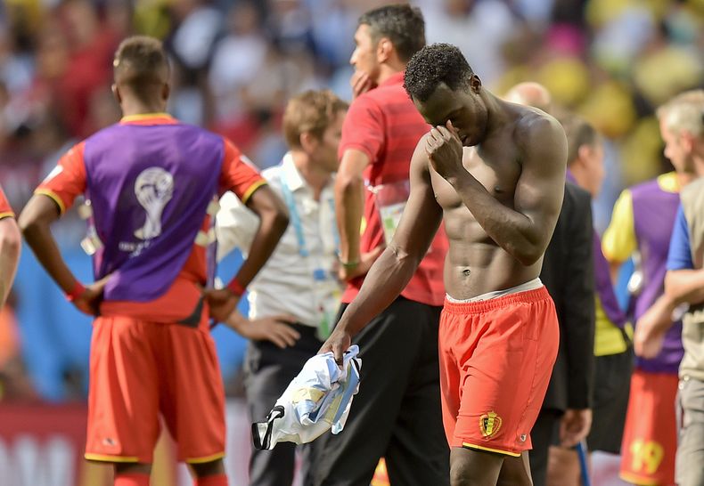 Romelu Lukaku, de B&eacute;lgica, se lleva una mano al rostro tras la derrota ante Argentina en los cuartos de final de la Copa del Mundo, el s&aacute;bado 5 de julio de 2014, en Brasilia (AP Foto/Martin Meissner)