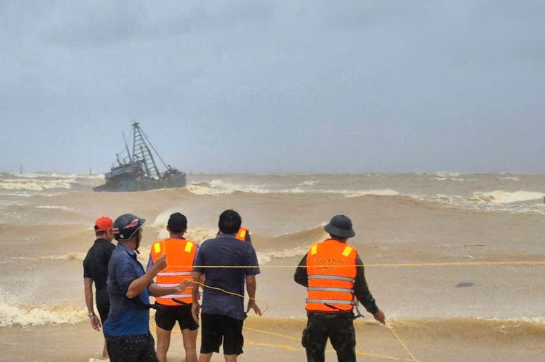 Gente trabajando para rescatar a pescadores de un barco a la deriva debido al tifón Bualoi en n Quang Tri, Vietnam, el domingo 28 de septiembre de 2025. (Trinh Quoc Dung/VNA via AP)