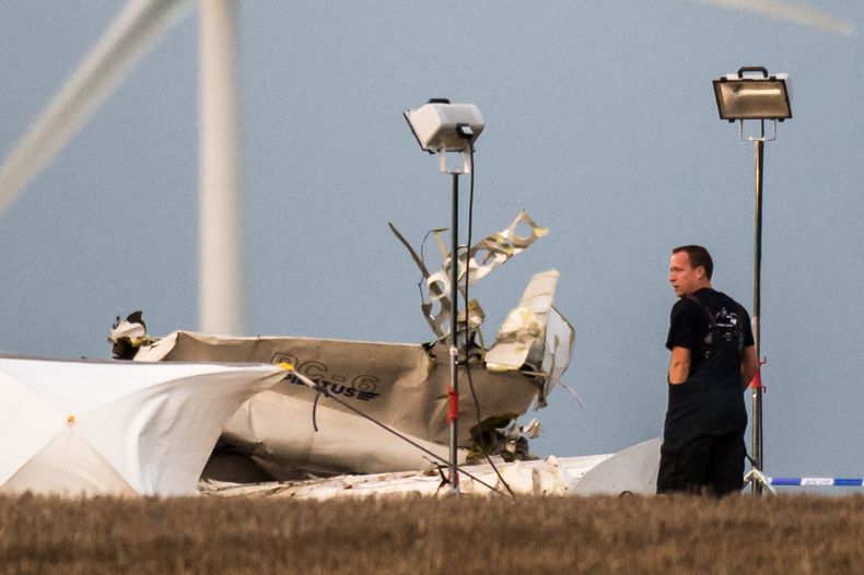 Restos de un avi&oacute;n que se estrell&oacute; en un campo de Marchovelette, B&eacute;lgica, el s&aacute;bado 19 de octubre del 2013 con paracaidistas aficionados, muriendo sus 11 ocupantes. (Foto AP/Geert Vanden Wijngaert)
