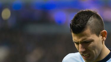 americateve | El jugador de Manchester City, Sergio Ag&uuml;ero, sale de la cancha tras lesionarse en un partido contra Everton por la liga Premier el s&aacute;bado, 6 de diciembre de 2014, en Manchester, Inglaterra.  (AP Photo/Jon Super)