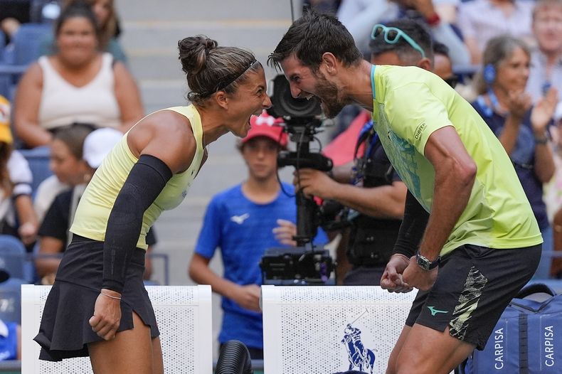 ARCHIVO - Los italianos Sara Errani y Andrea Vavassori celebran su victoria ante los estadounidenses Taylor Townsend y Donald Young en la final del Abierto de Estados Unidos de tenis, el jueves 5 de septiembre de 2024, en Nueva York. (AP Foto/Julia Nikhinson)